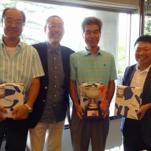 団体の部優勝　久留米南支部　左から肥後橋会員・松岡会長・竹下会員・吉村会員