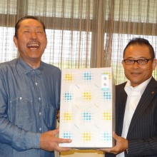 個人の部で優勝した塩川会員(右)と松岡会長