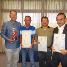 団体の部で優勝した本県会員の皆さんと会長　左から松岡会長・古賀会員・大久保会員・塩川会員