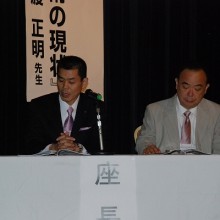 座長を務める吉村学術部長(左)