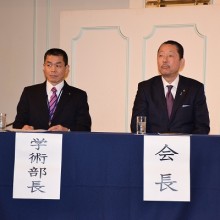 松岡会長(右)と吉村学術部長(左)