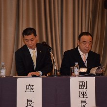 髙石会員を紹介する吉村学術部長(左)