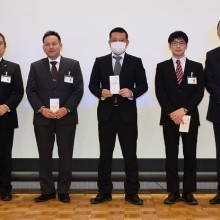 高単位取得者表彰を受けた会員と松岡会長