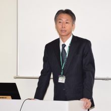開講式で挨拶する副校長の藤瀬正先生