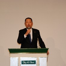 挨拶する松岡会長