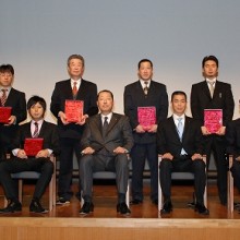 松岡学会長・吉村実行委員長と発表者達