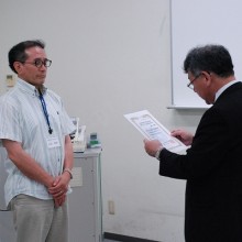 代表して終了証授与を受ける高島会員