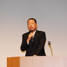 挨拶する松岡会長