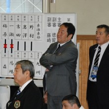 試合を見守る重松監督(中)