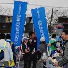 のぼりを持ってランナーを案内する会員