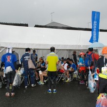 受付で順番待ちするランナーのみなさん