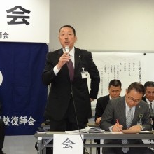 新役員を代表して挨拶する松岡会長