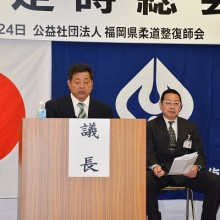 議事進行する石坂議長(左)と髙石副議長(右)