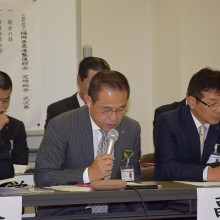 事業報告する塩川副会長