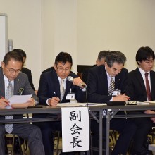 収支決算報告する小川副会長