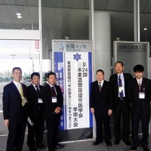 発表者を囲んで