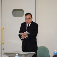 司会進行する研修試験財団の上田事務局長