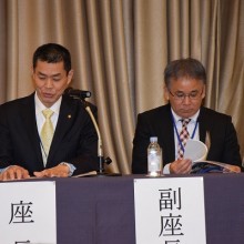 河野会員を紹介する吉村学術部長(左)