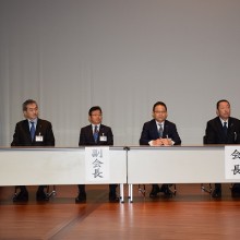 本会役員(右から)松岡保会長・塩川哲也副会長・小川平八郎副会長・村田栄治副会長