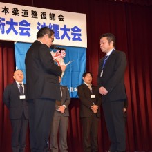 表彰を受ける河野会員(右)