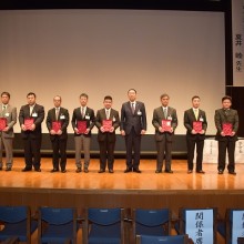 松岡学会長と表彰を受けた発表者達