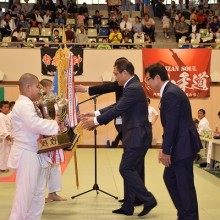 前年度優勝チームの優勝旗・優勝杯返還