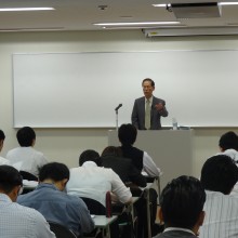 講師の元福岡県保健福祉部 保険指導課長 桃田健志先生 講演風景