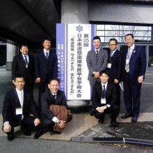 発表者を囲んで
