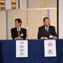 松岡会長(右)と吉村学術部長(左)