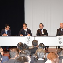 本会役員(右から)松岡保会長・村田栄治副会長・塩川哲也副会長・小川平八郎副会長