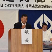 議事進行する石坂修一議長(左)と髙石副議長(右)