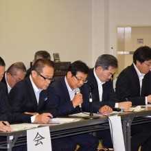 役員の議事説明風景