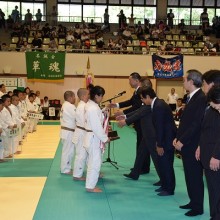 前回優勝 東福岡柔道教室の優勝旗・優勝杯返還風景