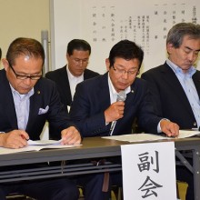 役員による議事の説明風景