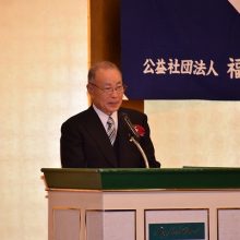 受章者謝辞する西島元会長