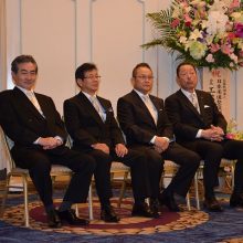 発起人の先生方(右から：松岡会長・塩川副会長・小川副会長・村田副会長)