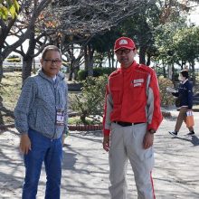日本赤十字社の方と打ち合わせする塩川副会長