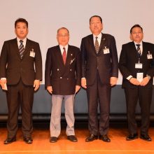 生涯学習高単位取得者日整表彰(左から)松隈会員・西島会員(右から)磯辺会員